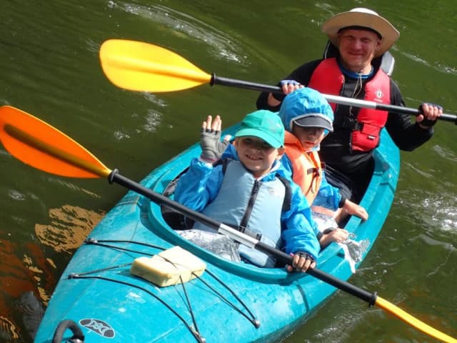 Spływ kajakowy z dziećmi – jak zapewnić bezpieczeństwo i radość Spływ kajakowy z dziećmi – jak zapewnić bezpieczeństwo i radość