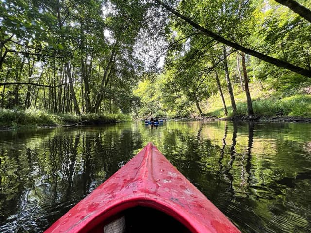 Spływ kajakowy z noclegiem w Wielkopolsce – idealny wypoczynek na łonie natury Spływ kajakowy z noclegiem w Wielkopolsce – idealny wypoczynek na łonie natury