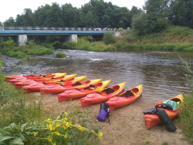 Spływy kajakowe Świętokrzyskie – najlepsze trasy i wypożyczalnie Spływy kajakowe Świętokrzyskie – najlepsze trasy i wypożyczalnie
