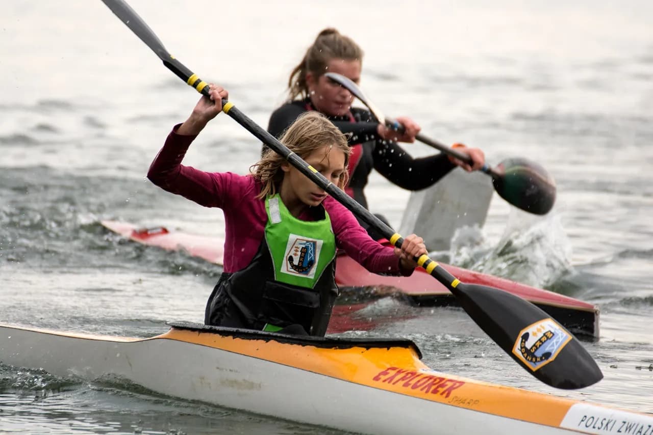 Wioślarstwo a kajakarstwo: Kluczowe różnice, które musisz znać Wioślarstwo a kajakarstwo: Kluczowe różnice, które musisz znać